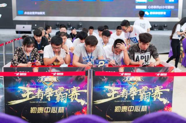 huNter-：我很幸运能遇到 SAW 作为IGL。 Donk 并不是Team Spirit的全部
