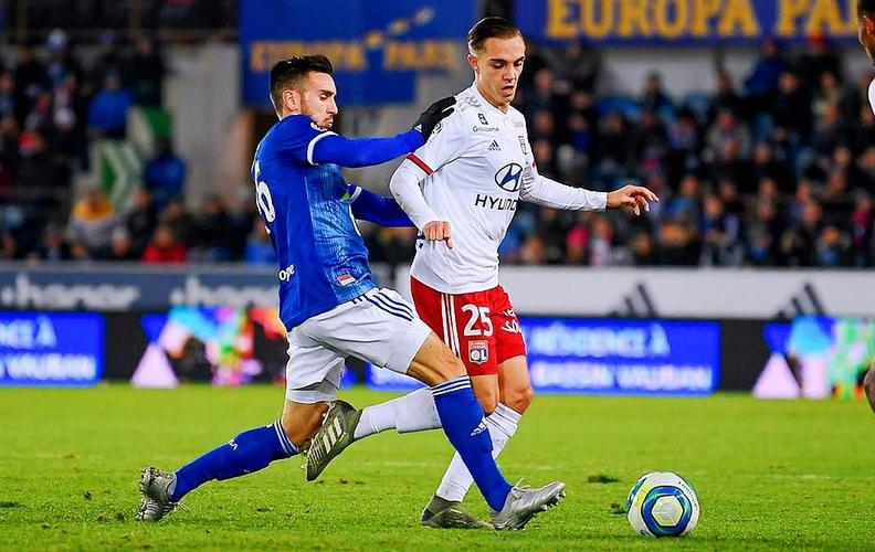 布朗吸引四人防守 妙传助攻胡金秋打进