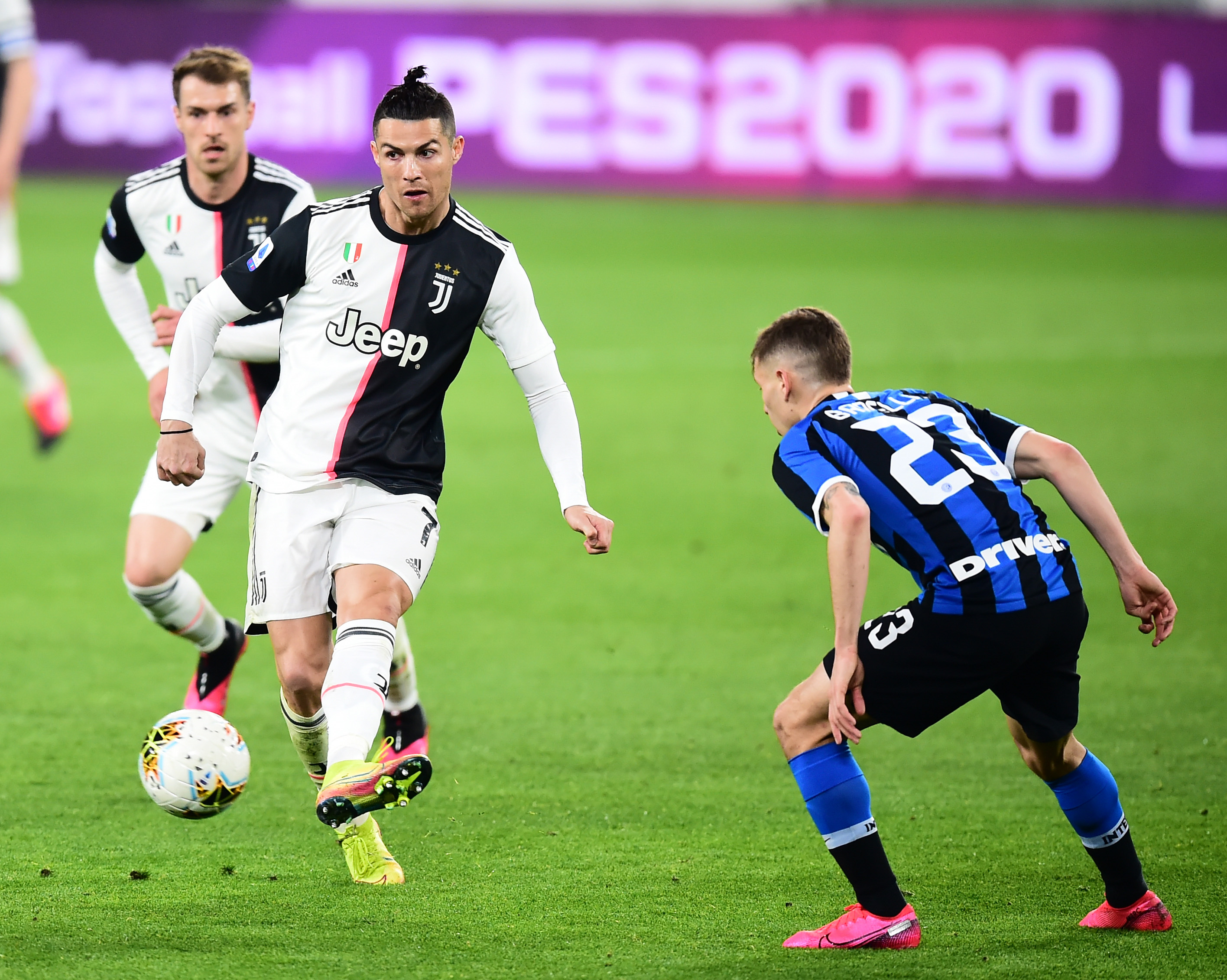 [中超]韩佳奇犯规送点 路易斯主罚轻松命中